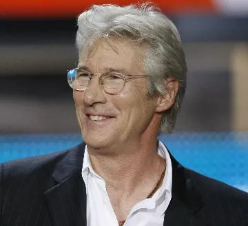 Richard Gere lleva alimentos a inmigrantes