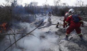 Combate a las llamas prosigue sin tregua en la Amazonía