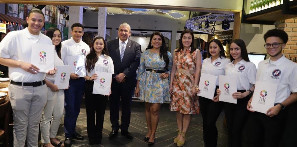 Ministerio  entrega becas a hijos de dominicanos residentes NY