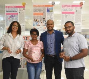  Carlos De Vargas, editor de Diseño de EL DÍA, junto a los ganadores Haidee Sánchez, Karina Valoy, Joel Francisco.