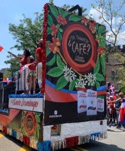 Una greca de café en desfile de la Parada Dominicana