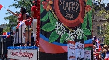 Una greca de café en desfile de la Parada Dominicana