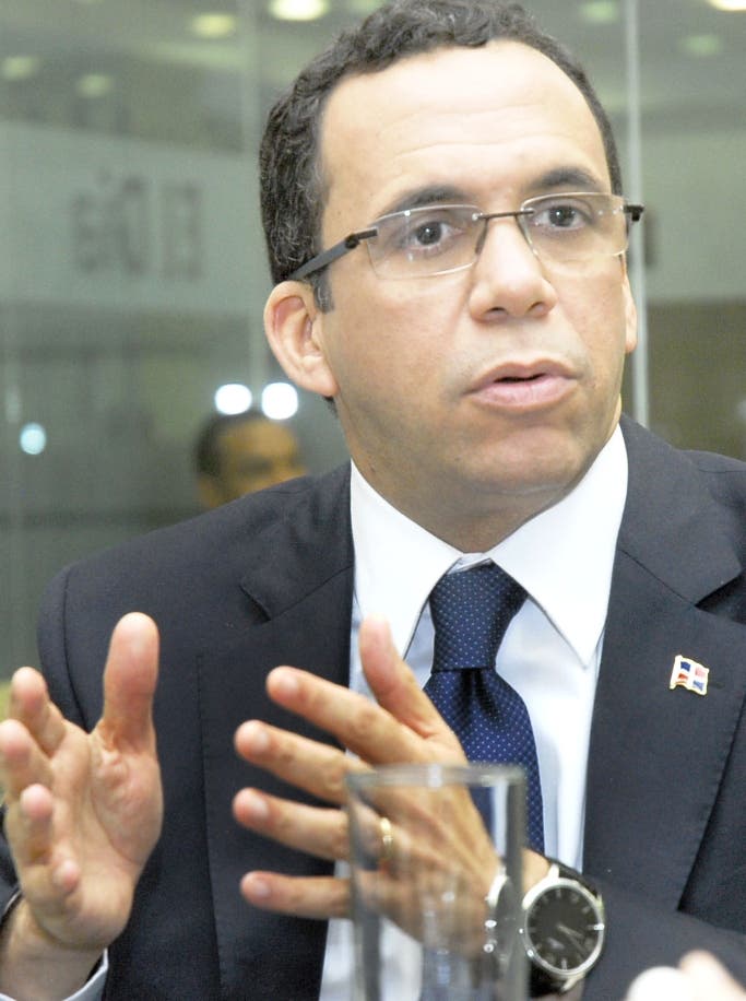 Navarro acusa oposición de campaña negativa con voto en el exterior