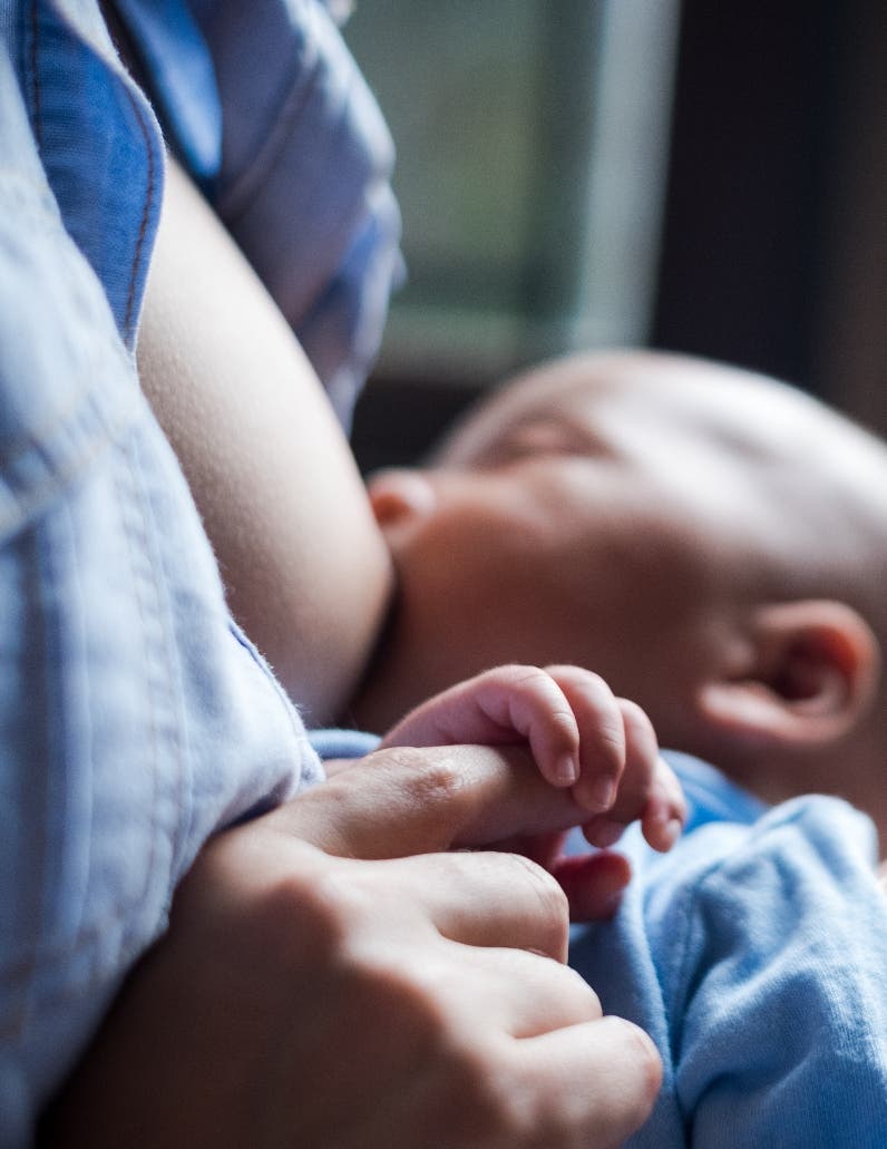 Expertos internacionales denuncian tácticas que inhiben lactancia materna