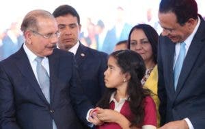 El Presidente Medina entrega escuela Haina