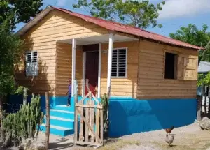 Finca Unidad dona dos viviendas mejoradas a mujeres de escasos recursos