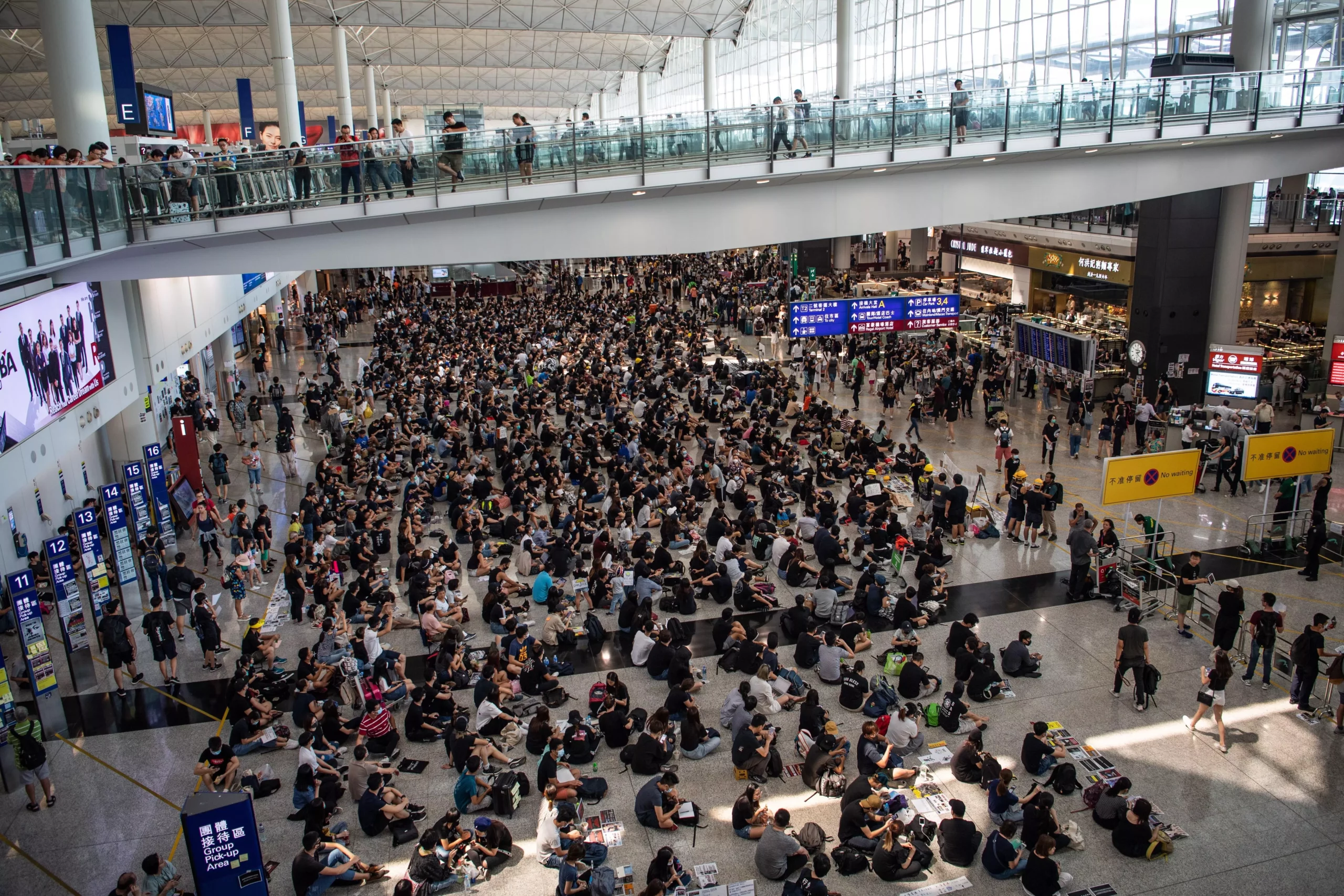 Manifestantes de Hong Kong se disculpan con viajeros por paralizar aeropuerto