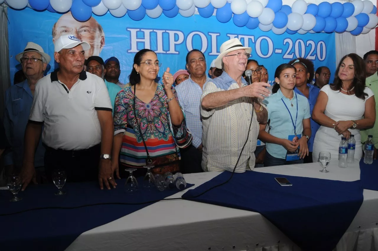 hm-habla-en-un-acto-en-azua