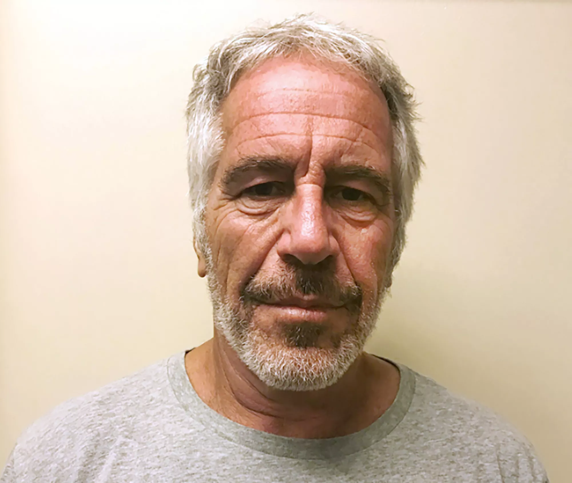 Hallan muerto en su celda al magnate Jeffrey Epstein,  acusado de tráfico sexual