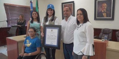 Alcaldía de Jarabacoa reconoce liderazgo social de Judith Cury