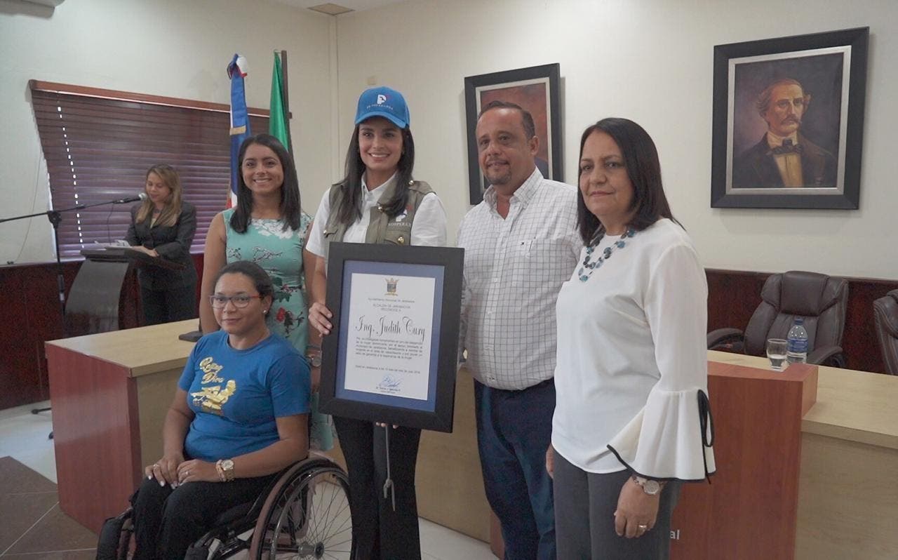 Alcaldía de Jarabacoa reconoce liderazgo social de Judith Cury