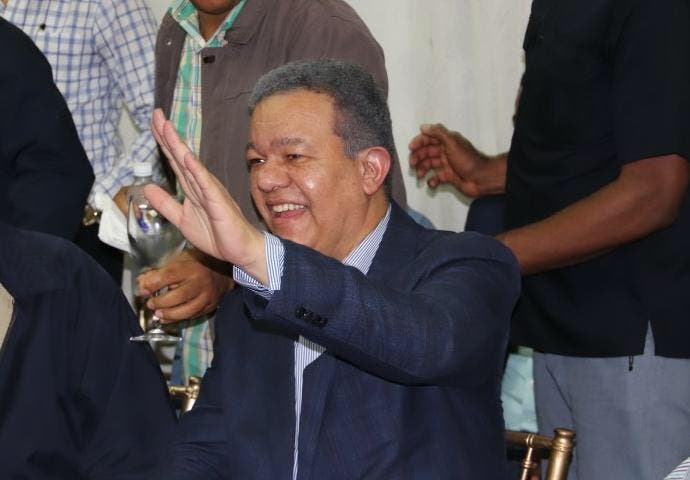 Leonel Fernández realiza visitas y encabeza asambleas electorales en San Cristóbal