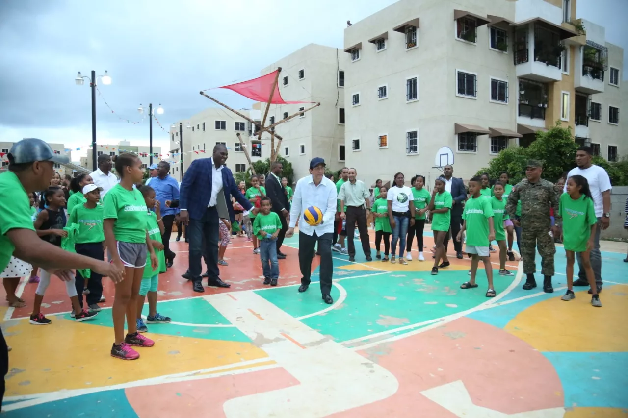 Gustavo Montalvo anuncia construirán complejo deportivo en Ciudad Juan Bosch