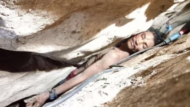 El dramático rescate de un hombre atrapado entre dos rocas en una cueva de Camboya