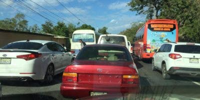 Trabajos improvisados causan kilométrico taponamiento en maltrecha carretera Puerto Plata-Altamira