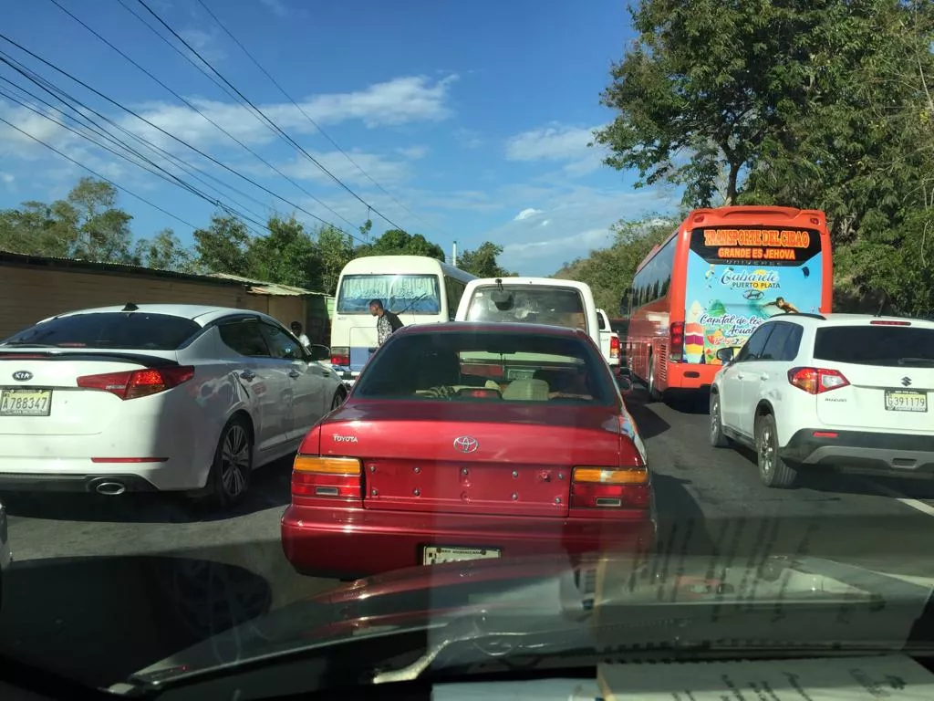 Trabajos improvisados causan kilométrico taponamiento en maltrecha carretera Puerto Plata-Altamira