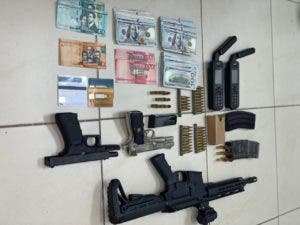 DNCD apresa a dos hombres con un fusil, dos armas cortas y US$22 mil 800