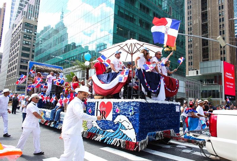 Dominicanos salen a la calle para celebrar con orgullo sus aportes a EEUU