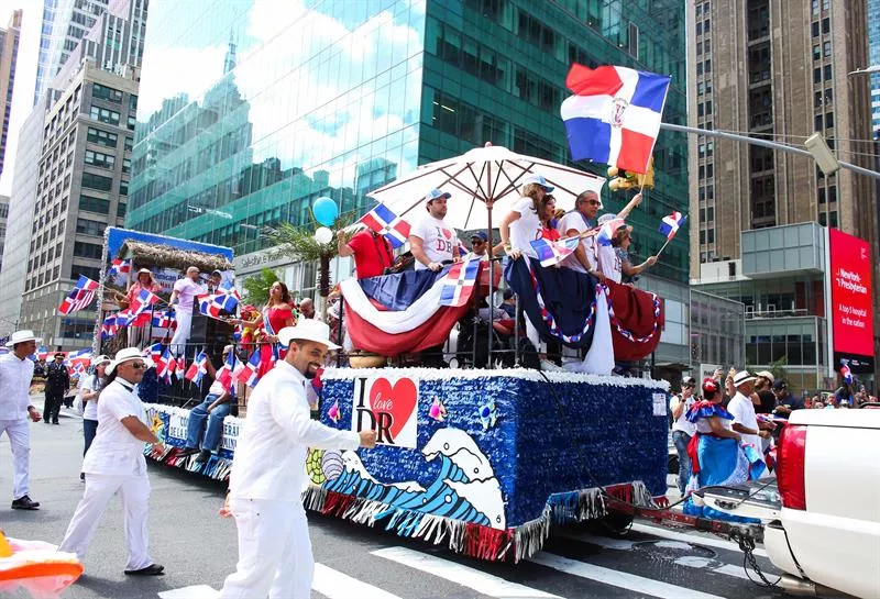 Dominicanos salen a la calle para celebrar con orgullo sus aportes a EEUU