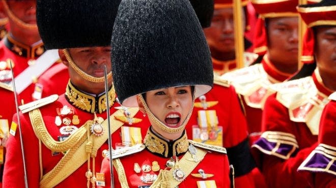 Las peculiares imágenes de la concubina del rey de Tailandia que colapsaron la web del palacio real