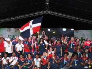 Pese a la lluvia: ciudadanos realizan recorridos con atletas que trajeron medallas de los Juegos Panamericanos