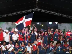 Pese a la lluvia: ciudadanos realizan recorridos con atletas que trajeron medallas de los Juegos Panamericanos