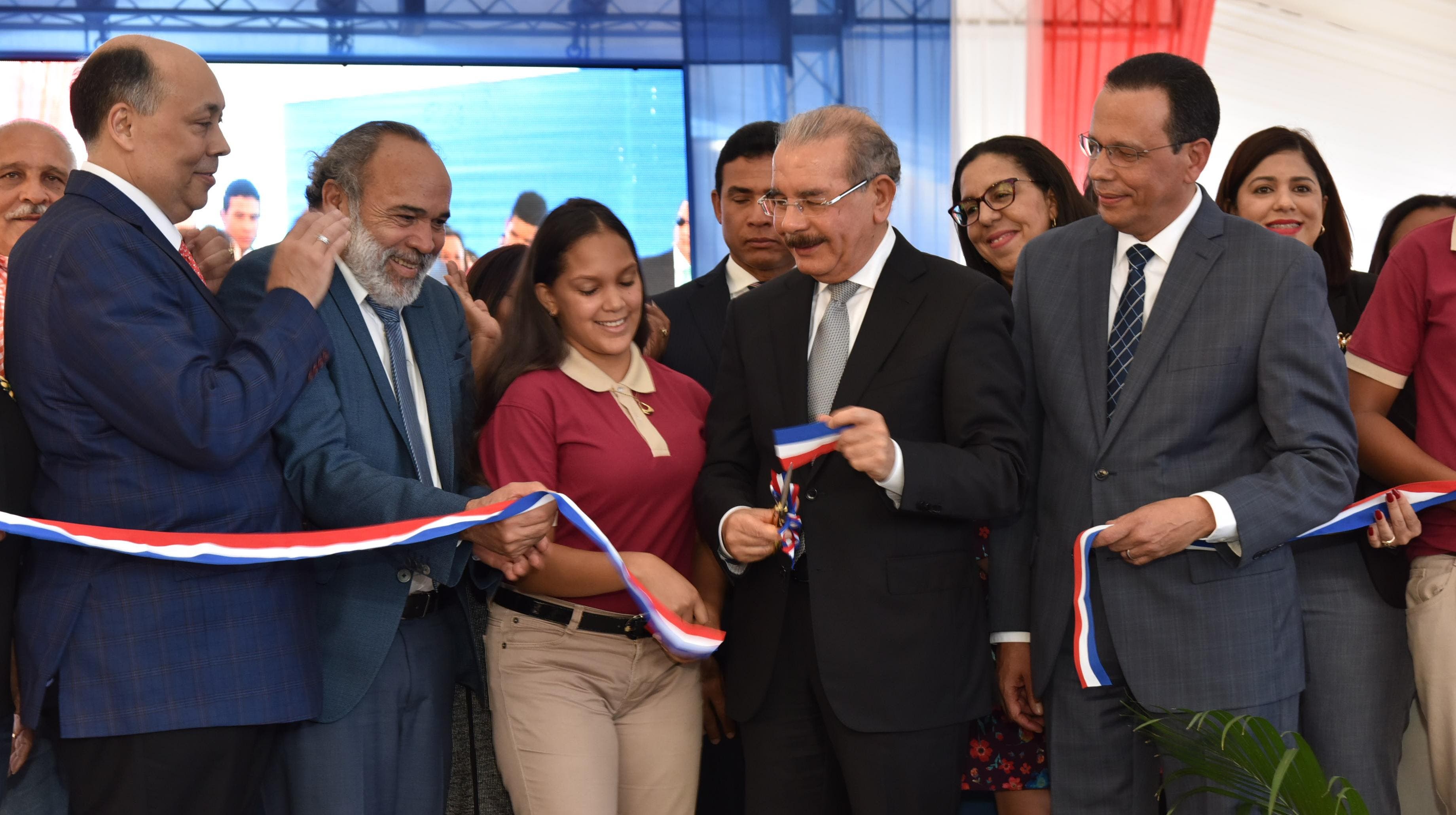 Presidente Danilo Medina entrega dos centros educativos en Salcedo