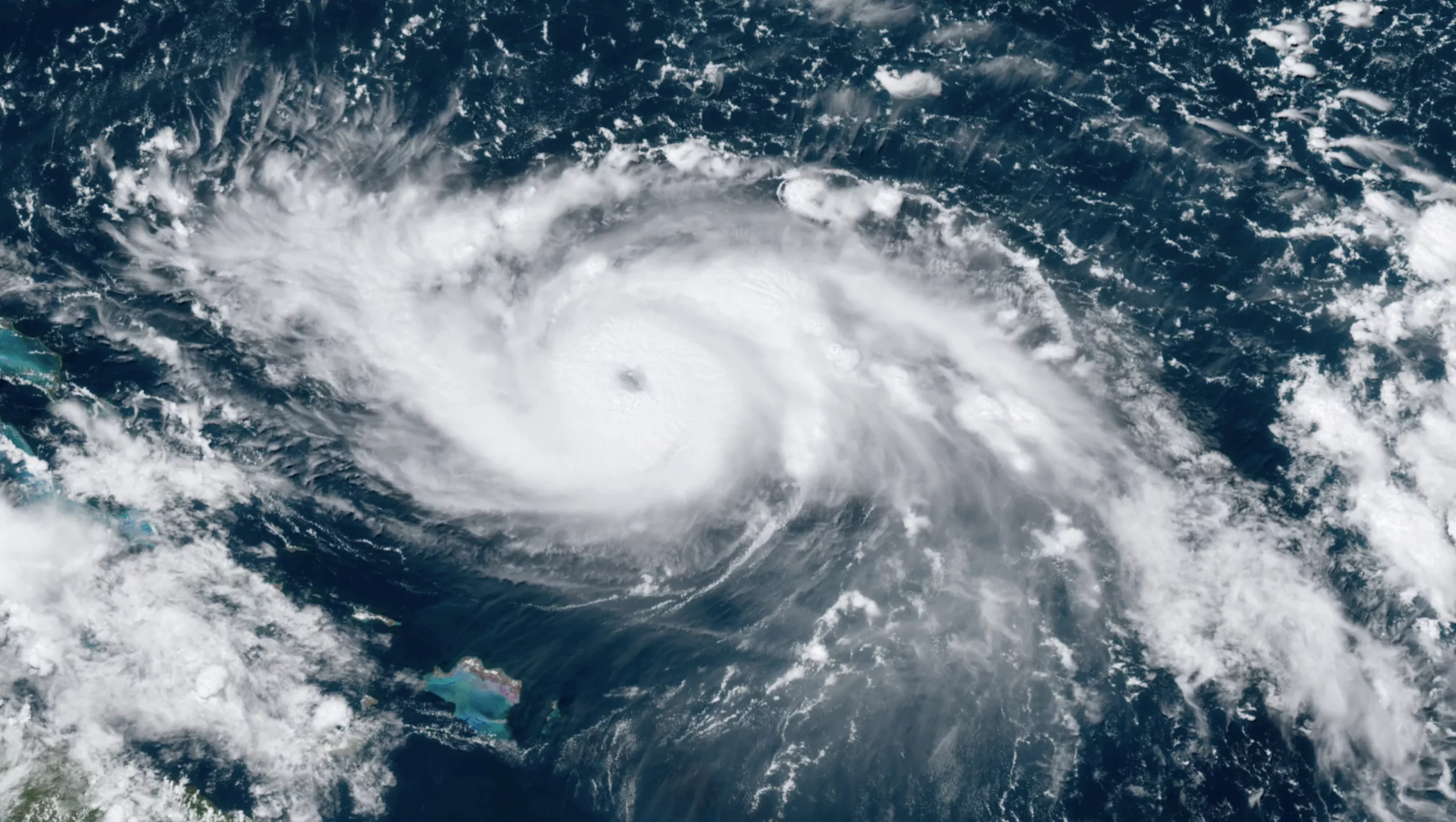 Potente huracán Dorian azota Bahamas en ruta hacia Florida