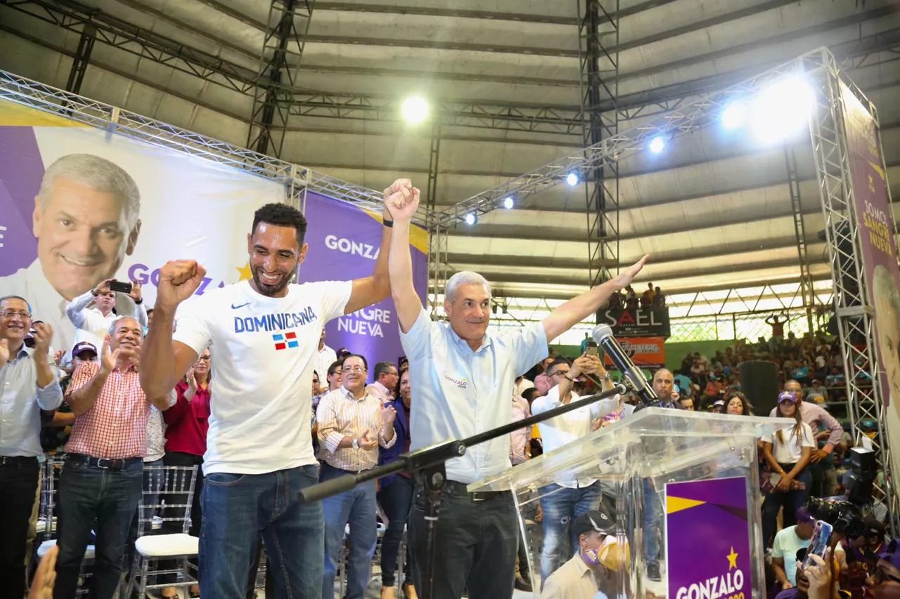 Gonzalo Castillo realiza recorrido en La Vega; recibe respaldo