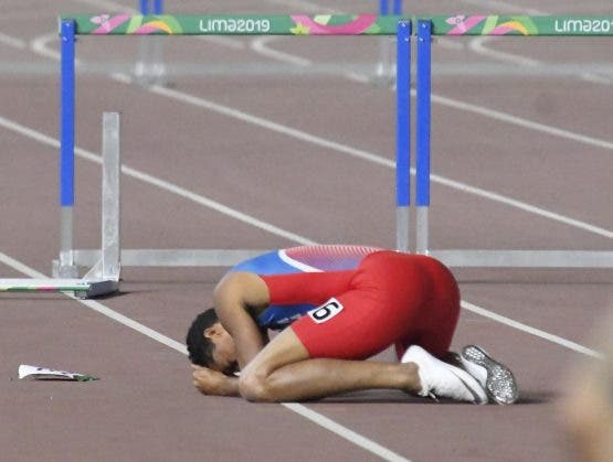 Juander Santos sufre caída en última valla que le impidió ganar medalla