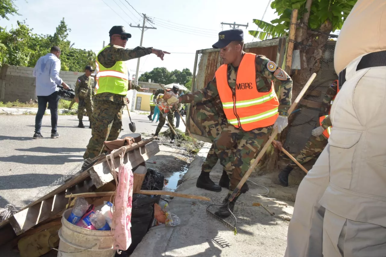 Instituciones intervienen 15 provincias y sectores de Santo Domingo en jornada contra dengue