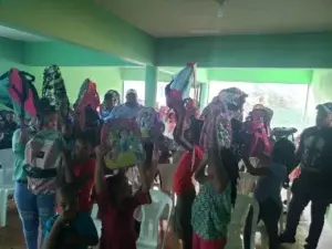 Cientos de niños recibieron útiles escolares en Hato Viejo