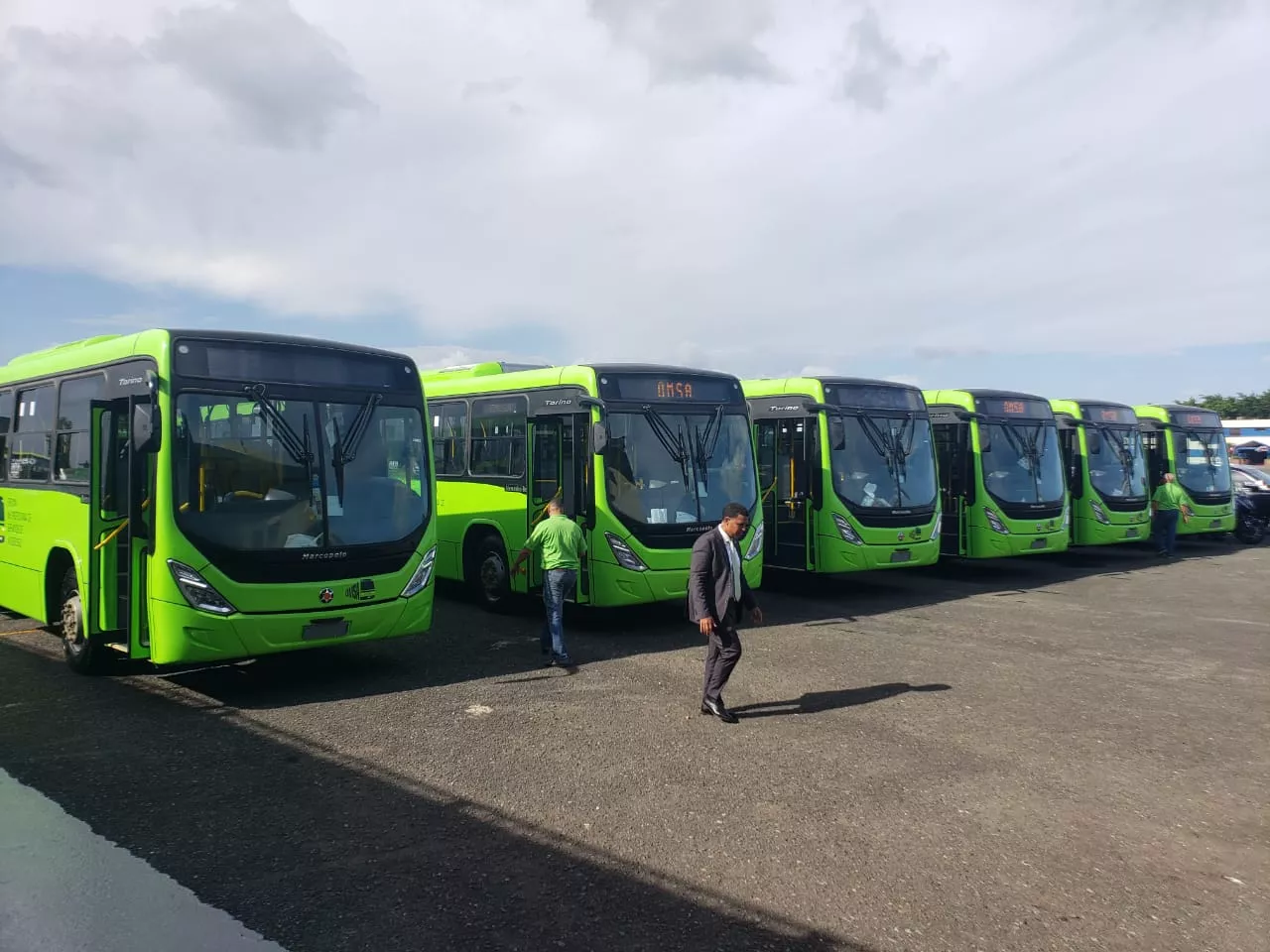 Presidente Medina entrega 130 nuevos autobuses a la OMSA para reforzar servicio