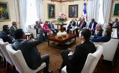 Presidente Danilo Medina recibe a Robin S. Bernstein y comisionado de la MLB