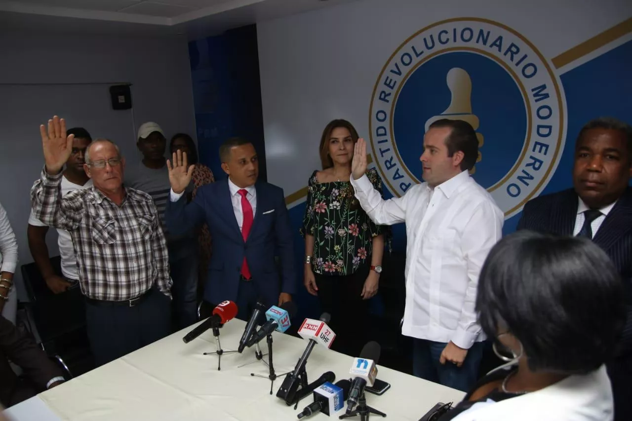 PRM juramenta seis  regidores del PRD