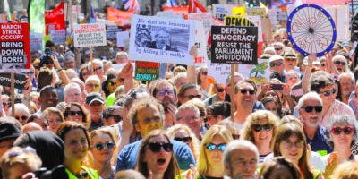 Miles de personas protestan en el Reino Unido contra el “golpe” de Johnson