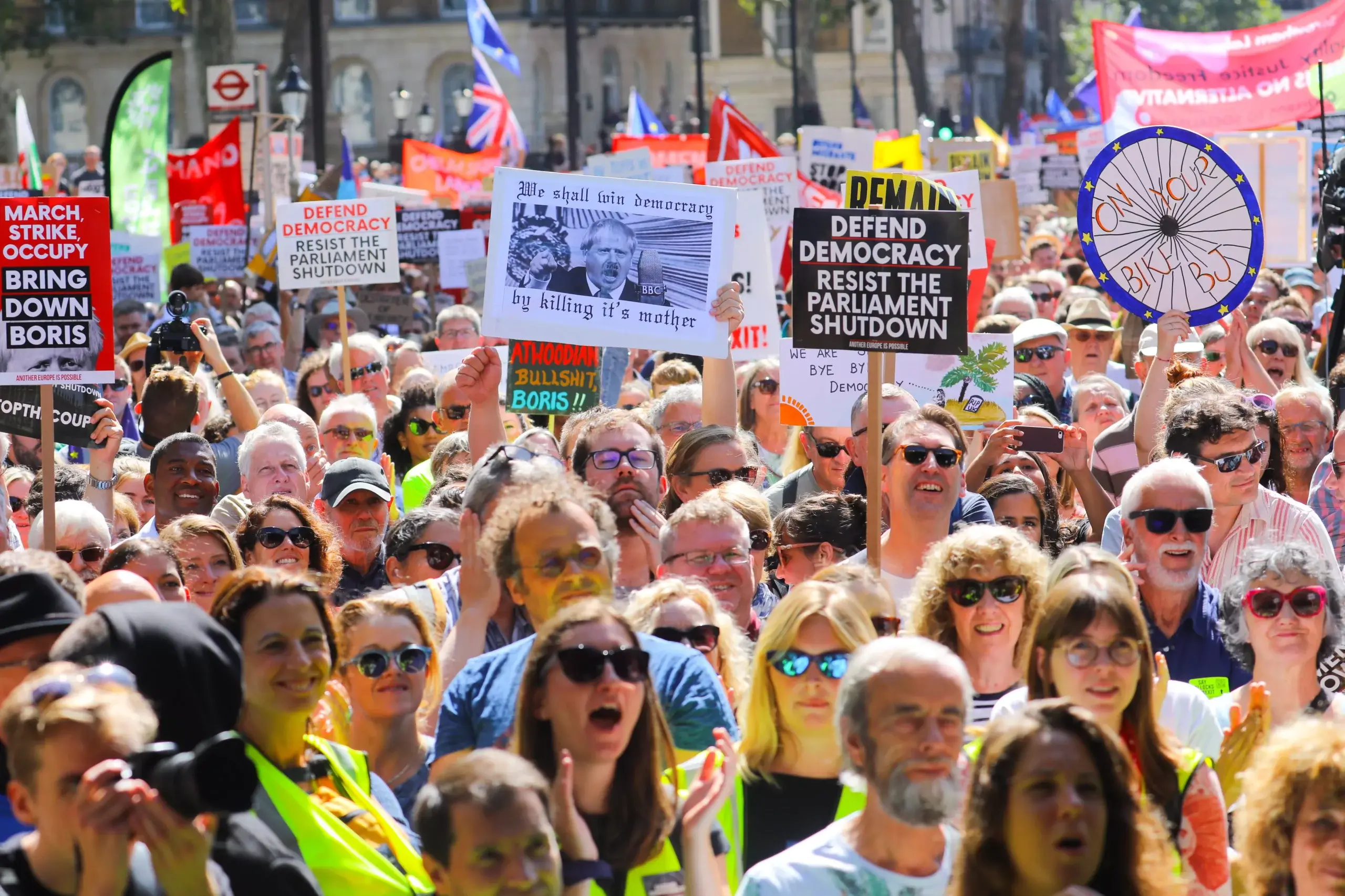 Miles de personas protestan en el Reino Unido contra el “golpe” de Johnson