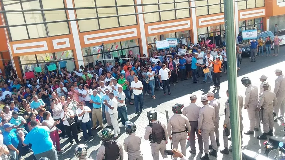 Maestros puertoplateños protestan “contra falacias” del Concurso de Oposición Docente 2019