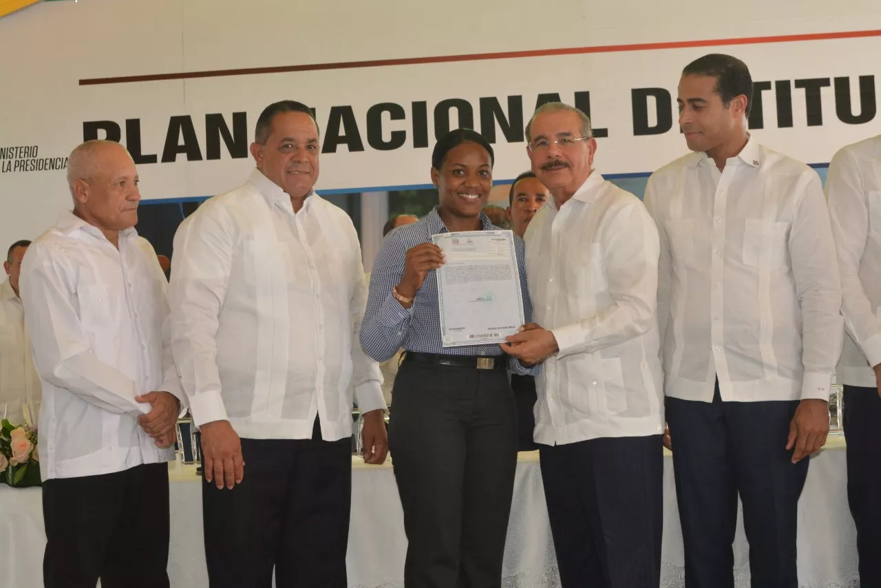 Presidente Danilo Medina entrega 1,624 títulos definitivos de parcelas en Monte Plata