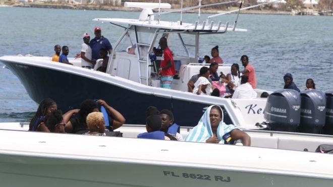 Huracán Dorian: miles intentan abandonar el caos y los estragos causados por el ciclón en las Bahamas