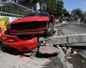 Vehículo provoca caída de postes y genera caos