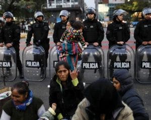 Argentinos se movilizan en el país por comida