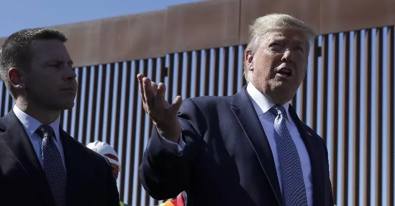 El presidente Donald Trump supervisa una franja del muro.