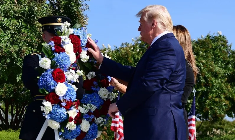 Donald Trump depositó ofrenda floral conmemorativa.