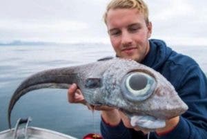 Joven captura un extraño pez de ojos agrandados