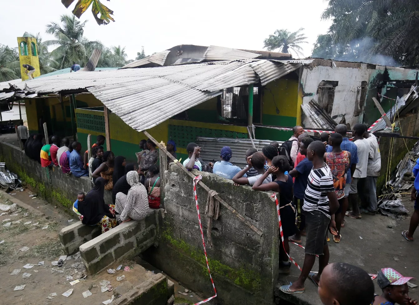 Incendio en una escuela Liberia deja 27 muertos