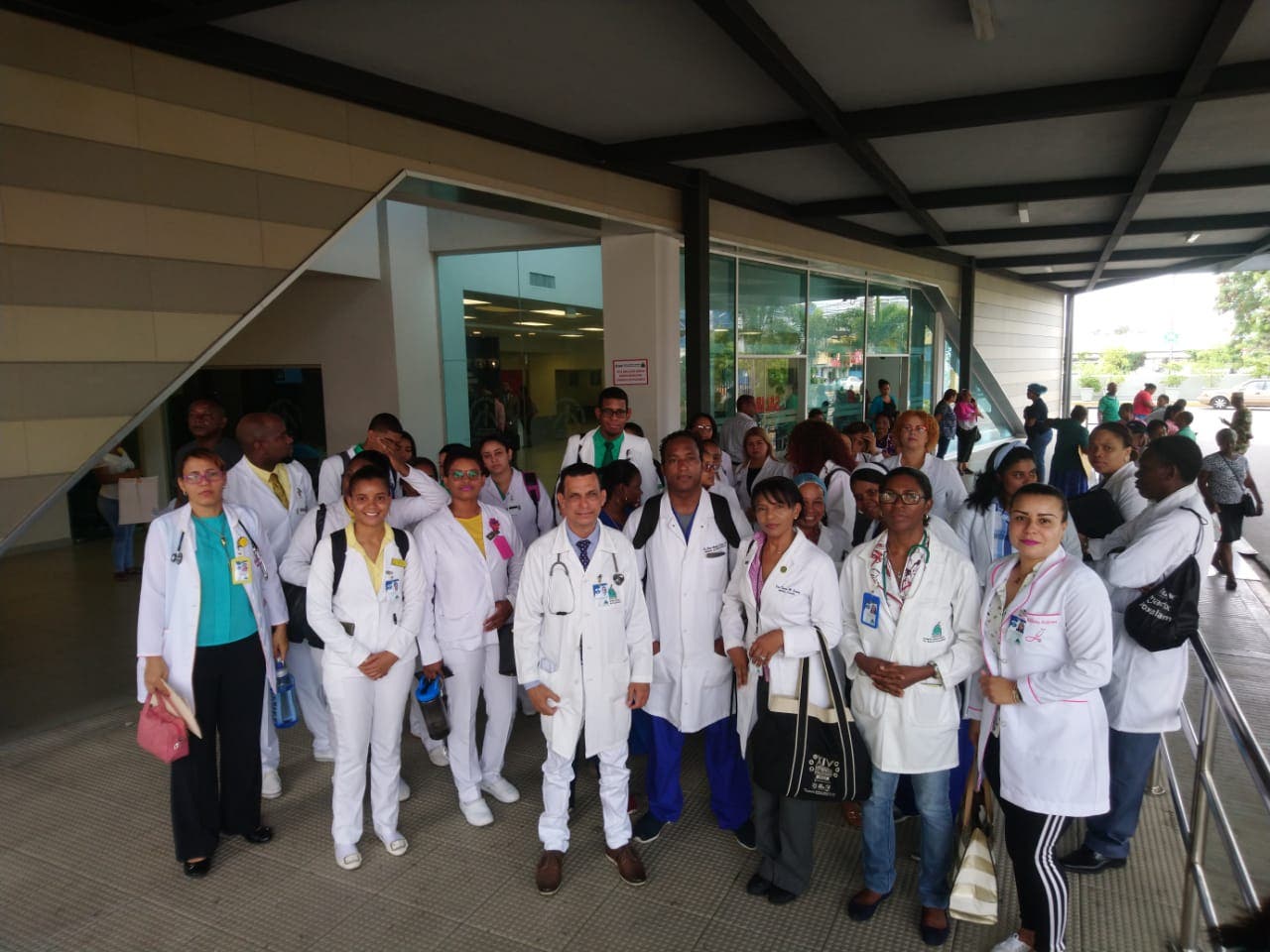 Médicos del Marcelino Vélez realizan paro por 24 horas en demanda mejores condiciones