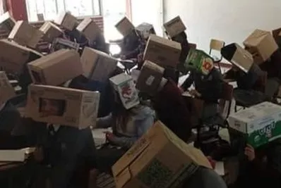 Las cajas tenían agujeros para los ojos.
