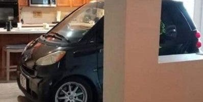 Estacionó su auto en su cocina por “Dorian”