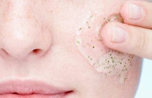 Algunos exfoliantes y maquillajes contienen microplásticos.